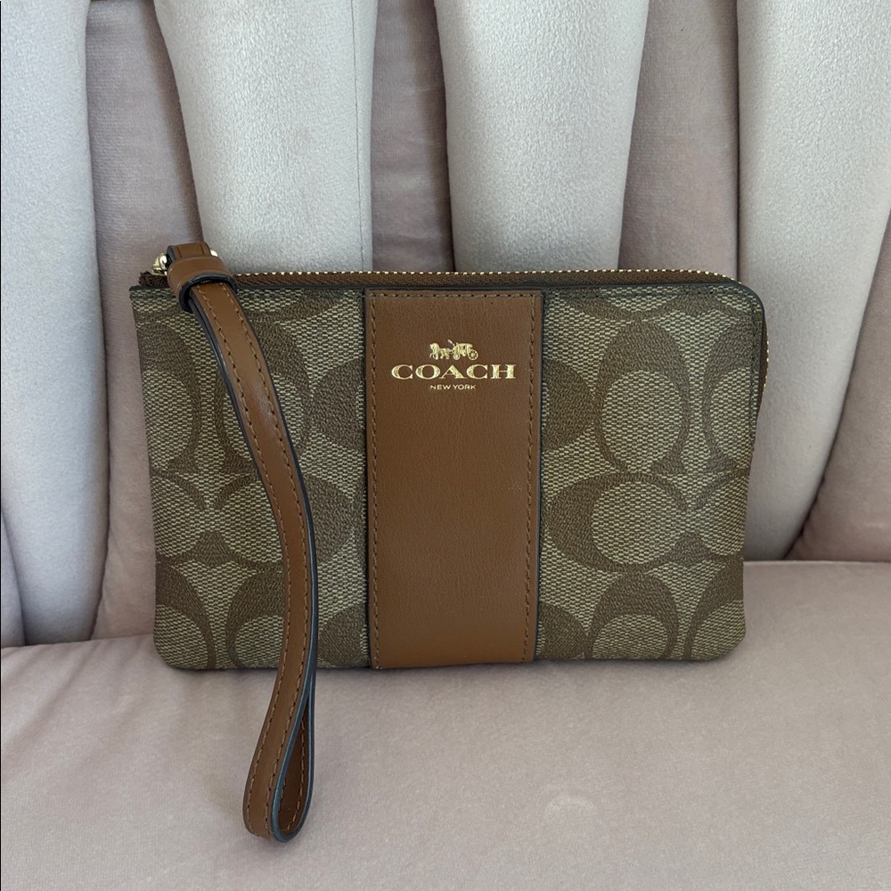 COACH Brown Signature Canvas Wristlet with Leather Strap Very classy EUC